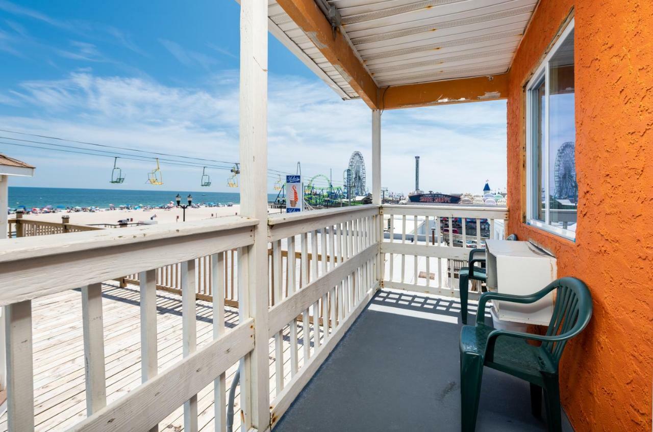 Boardwalk Hotel Charlee & Apartments Beach Hotel Oceanfront Сисайд Хайтс Экстерьер фото